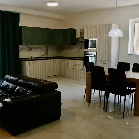 Lovely 3 Bedroom Close To Promenade *