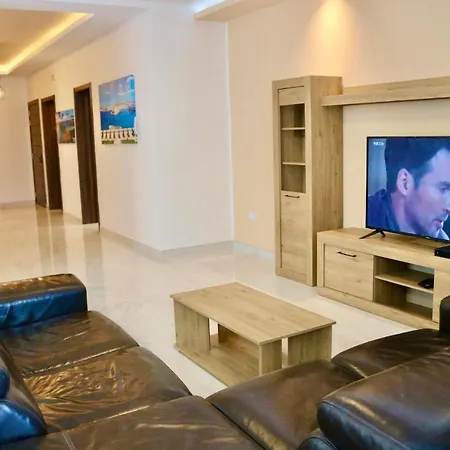 Lovely 3 Bedroom Close To Promenade アパート