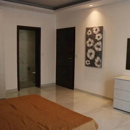 Lovely 3 Bedroom Close To Promenade アパート