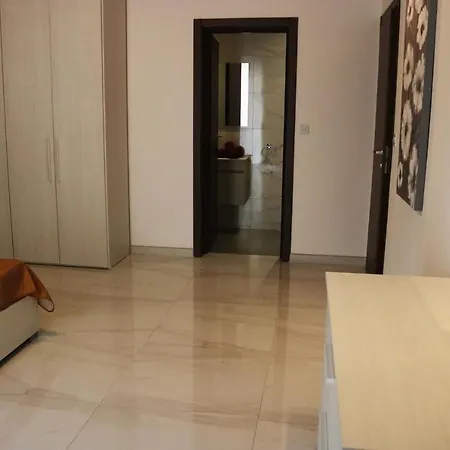 Lovely 3 Bedroom Close To Promenade アパート